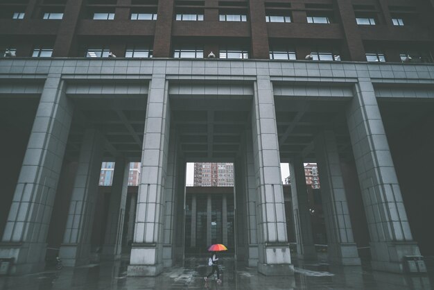 Foto vista del edificio desde un ángulo bajo