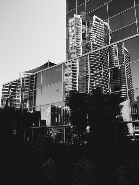 Vista del edificio desde un ángulo bajo