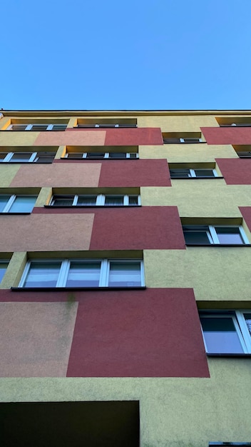 Vista del edificio desde un ángulo bajo