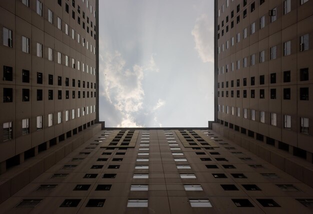 Foto vista del edificio desde un ángulo bajo