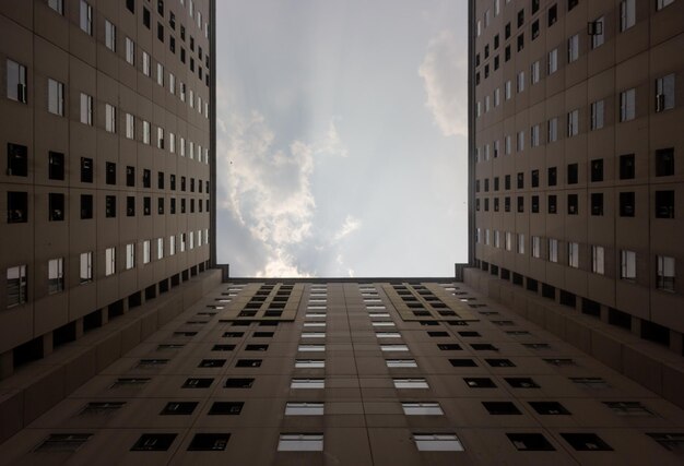 Vista del edificio desde un ángulo bajo