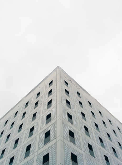 Foto vista del edificio desde un ángulo bajo