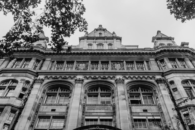 Foto vista del edificio desde un ángulo bajo