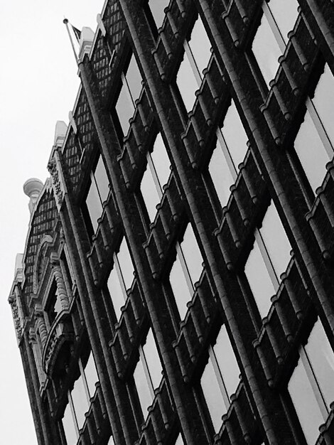 Foto vista del edificio desde un ángulo bajo