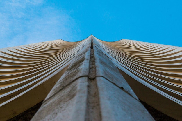 Foto vista del edificio desde un ángulo bajo