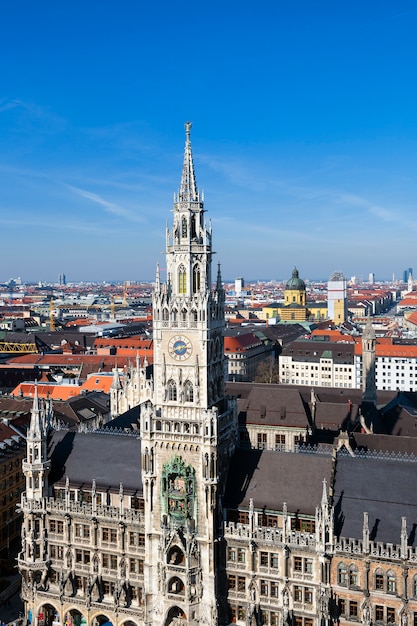 Vista del edificio del Ayuntamiento medieval con agujas Munich Alemania.