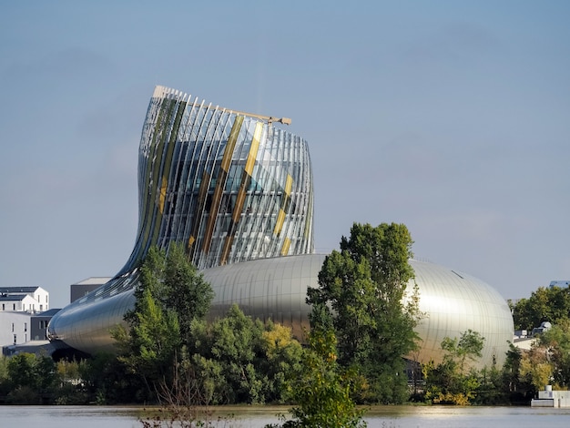 Vista del edificio La Cite du Vin en Burdeos