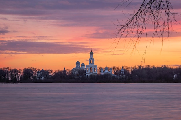 Foto vista del edificio contra el cielo durante la puesta de sol