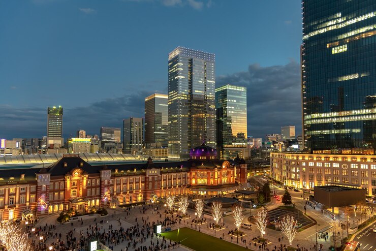 Vista del edificio de la estación de Tokio durante la iluminación de invierno en el distrito de negocios de Marunouchi Japón