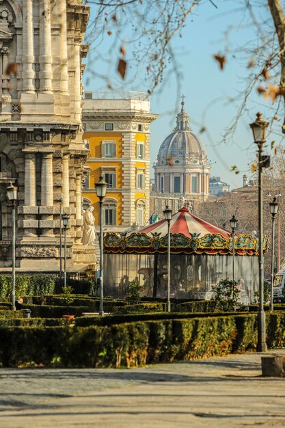 Foto vista del edificio histórico con la ciudad en el fondo