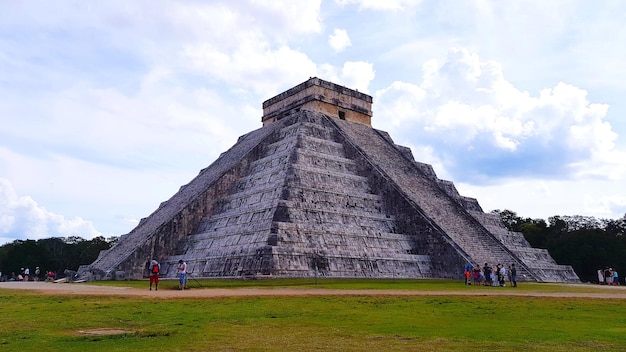 Vista del edificio histórico contra el cielo nublado