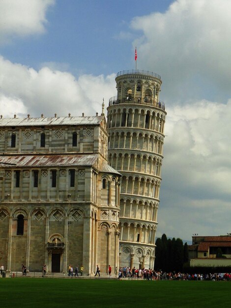 Foto vista del edificio histórico contra el cielo nublado