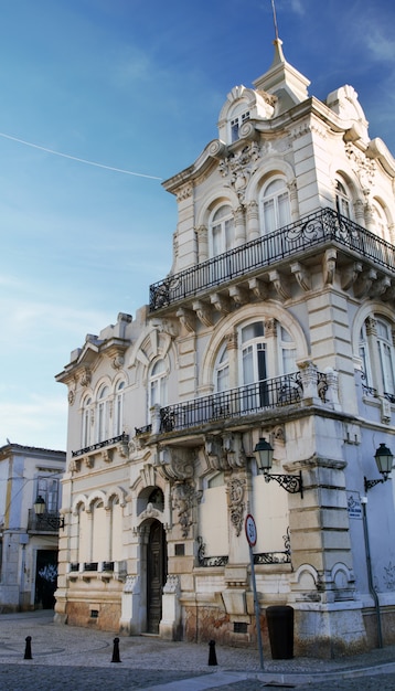 Vista del edificio histórico icónico situado en la ciudad de Faro, Portugal.