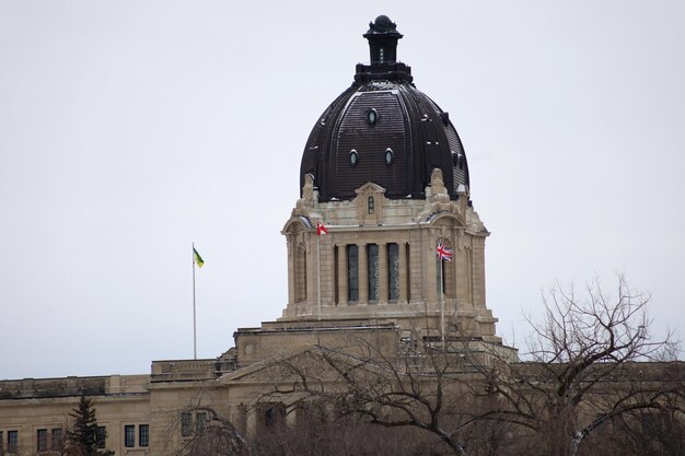 Foto vista del edificio legislativo de saskatchewan en invierno política canadiense en la ciudad de regina