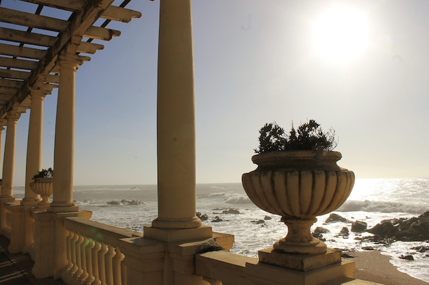 Foto vista del edificio con el mar en el fondo