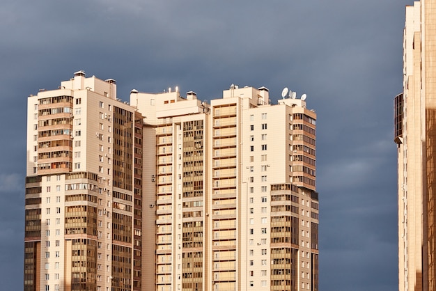 Vista del edificio moderno en un paisaje de la ciudad