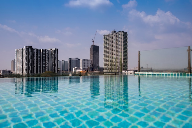 Vista del edificio con reflejo del agua de la piscina.