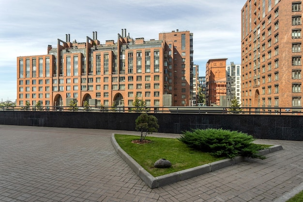 Vista de un edificio residencial de apartamentos hecho de ladrillos