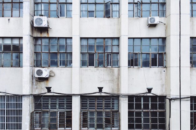 Vista del edificio a través de la ventana