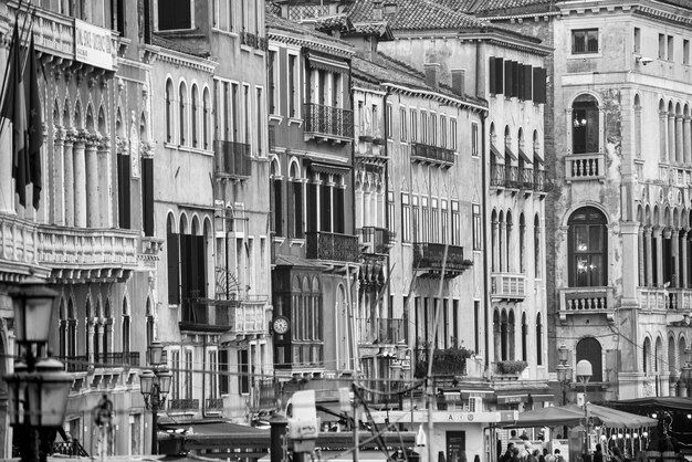 Foto vista de los edificios desde un ángulo bajo