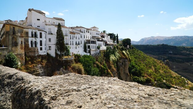 Una vista de edificios blancos en un acantilado en una ciudad