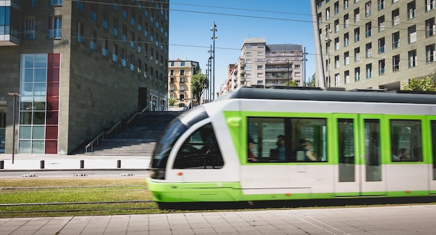 Vista de los edificios por calle en la ciudad