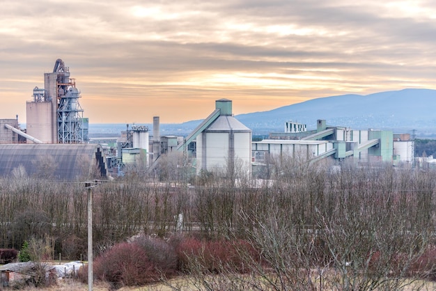 Vista de los edificios y chimeneas de una gran fábrica.