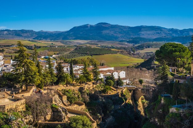 Vista de los edificios en la cima del desfiladero de Ronda EspañaVista de los edificios en la cima del desfiladero de Ronda España