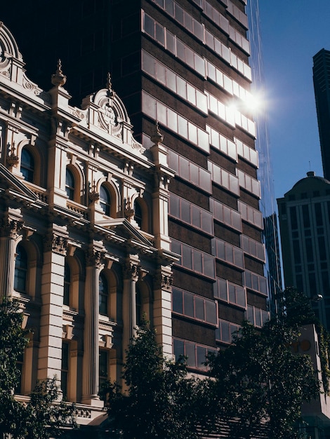 Foto vista de los edificios en la ciudad desde un ángulo bajo