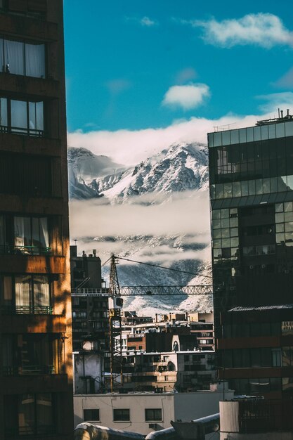 Foto vista de los edificios de la ciudad contra el cielo nublado