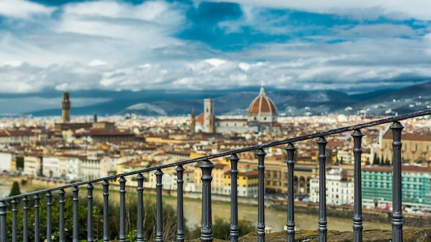 Vista de los edificios de la ciudad contra el cielo nublado