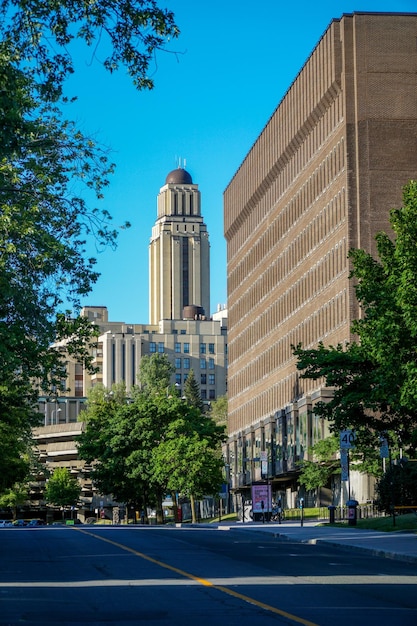 Foto vista de los edificios contra el cielo azul