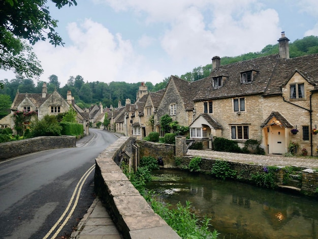 Vista de los edificios contra el cielo nublado en Castle Combe Wiltshire
