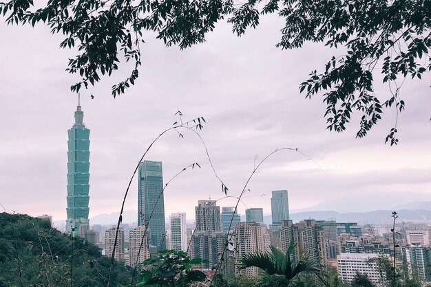 Foto vista de los edificios contra el cielo nublado