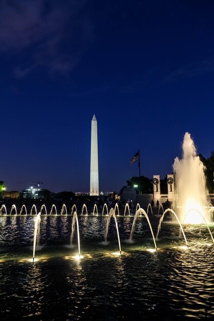 Foto vista de los edificios iluminados por la noche