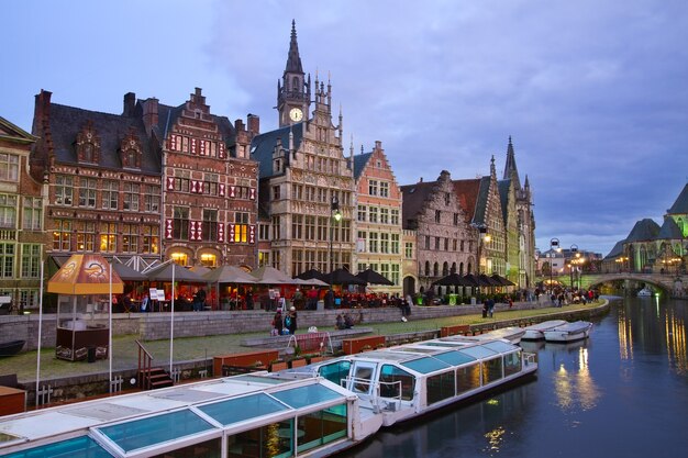 Vista de edificios con lanchas amarradas, Gante, Bélgica