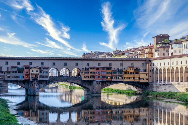 Vista de los edificios a lo largo y al otro lado del río Arno en Florencia