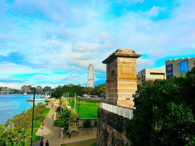 Foto vista de edificios a lo largo de la orilla del río