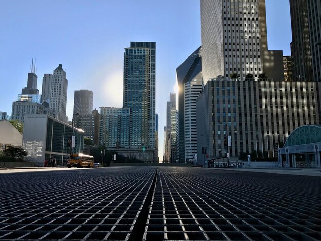 Foto vista de edificios modernos contra el cielo despejado.