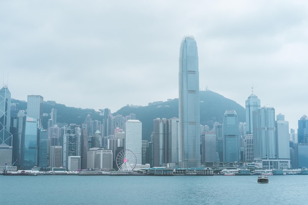 Vista de edificios modernos contra el cielo nublado