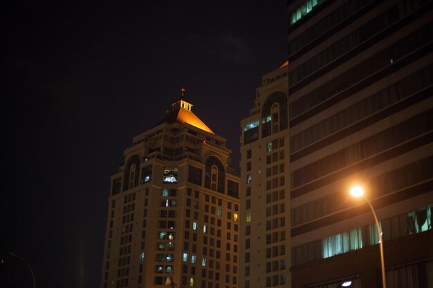 Foto vista de los edificios por la noche desde un ángulo bajo