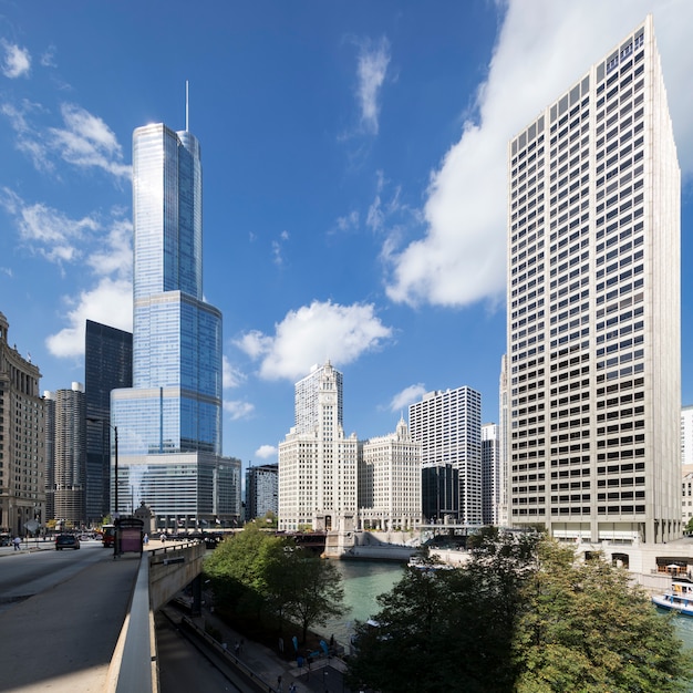 Vista de edificios y rascacielos en Chicago