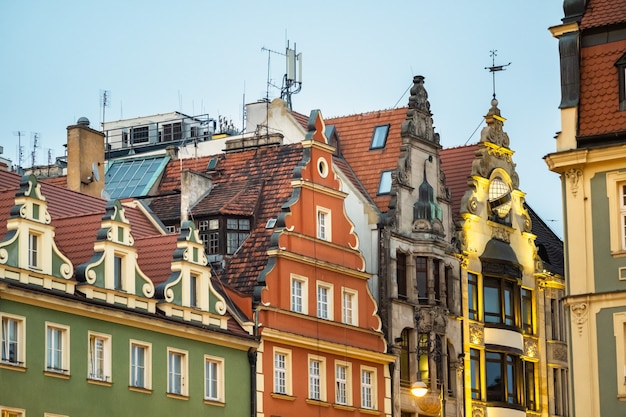 Vista de los edificios con techos en el casco antiguo de Wroclaw. Wroclaw, la capital histórica de la Baja Silesia.
