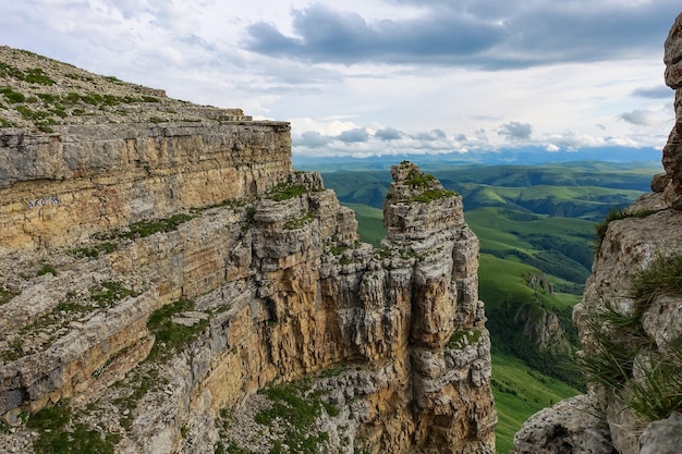 Vista de Elbrus y la meseta de Bermamyt en la República KarachayCherkess Rusia Las montañas del Cáucaso