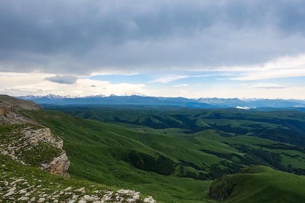 Vista de Elbrus y la meseta de Bermamyt en la República KarachayCherkess Rusia