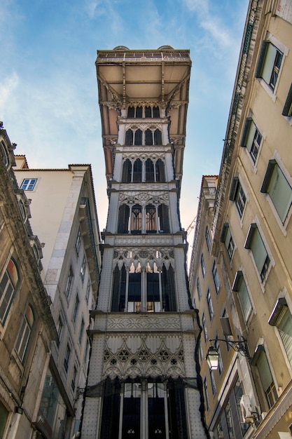 La vista de la elevación neogótica famosa de Santa Justa localizó en Lisboa, Portugal.