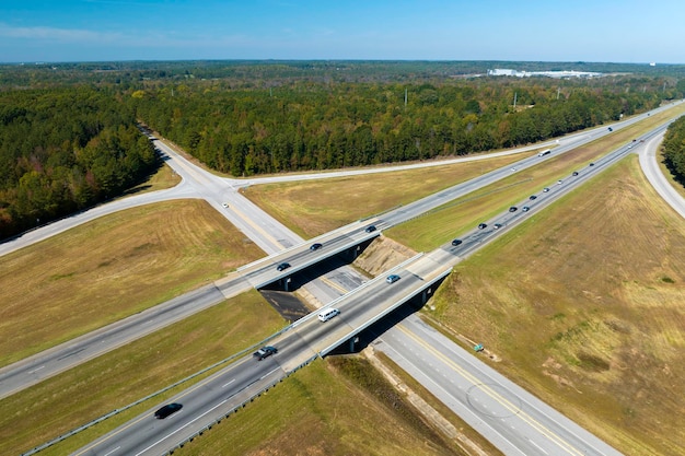 Vista elevada del cruce de salida de la autopista sobre los carriles de la carretera con vehículos y camiones de tráfico rápido Infraestructura de transporte interestatal en EE.UU.