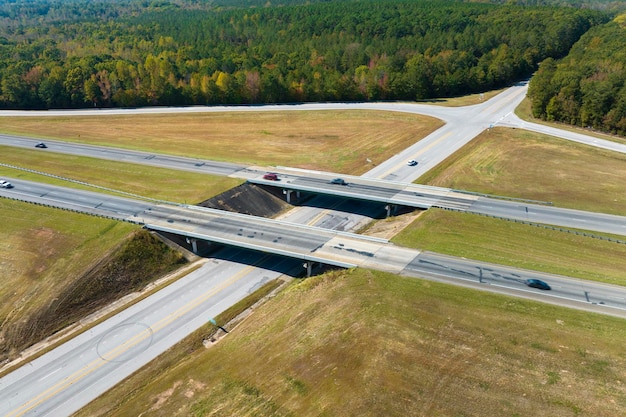 Vista elevada del cruce de salida de la autopista sobre los carriles de la carretera con vehículos y camiones de tráfico rápido Infraestructura de transporte interestatal en EE.UU.