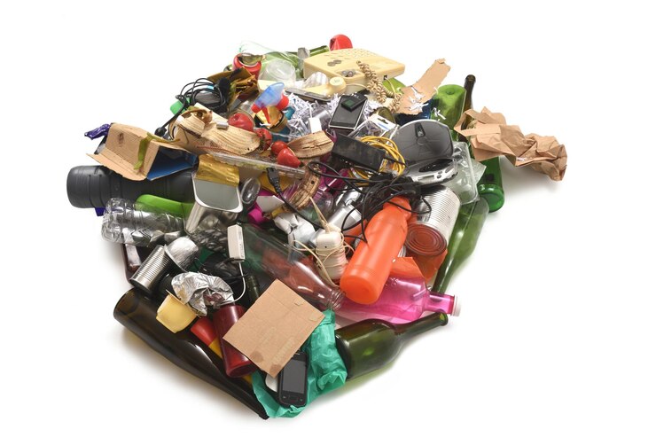 Foto vista elevada de lixo com recipientes de plástico latas de vidro e resíduos de papel orgânico em fundo branco