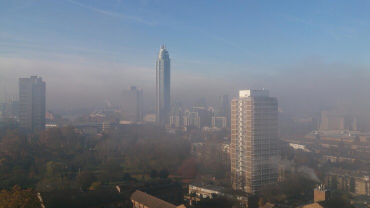 Foto vista elevada del paisaje urbano en el smog